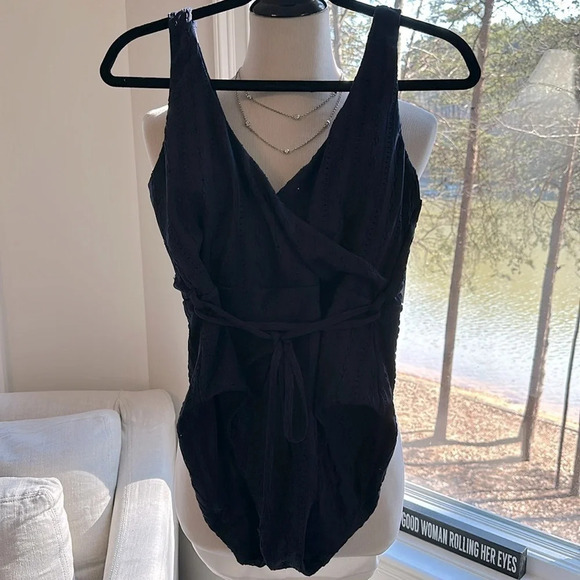 NWT Andie “The Belmar” Navy Eyelet One Piece, Size 10 - Picture 4 of 13